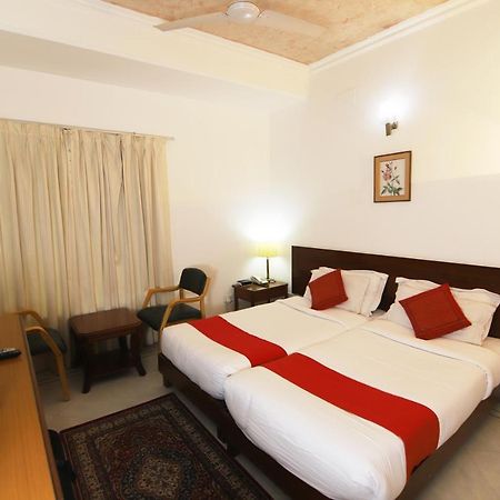 Hotel Palm Greens Új-Delhi Kültér fotó