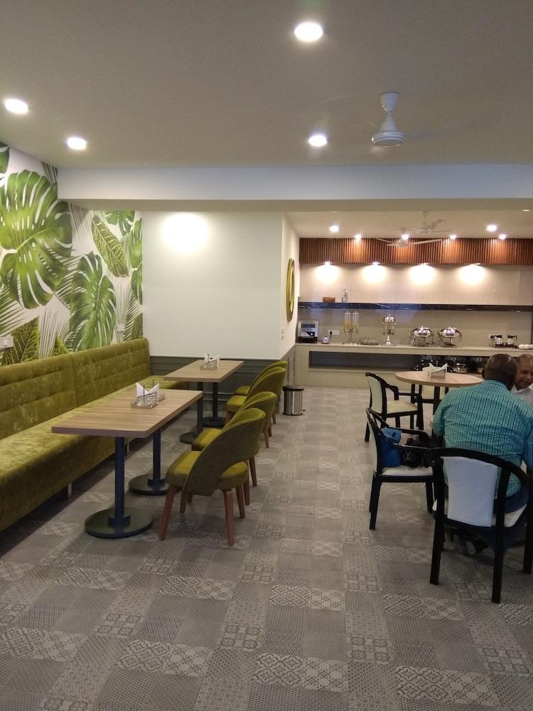 Hotel Palm Greens Új-Delhi Kültér fotó