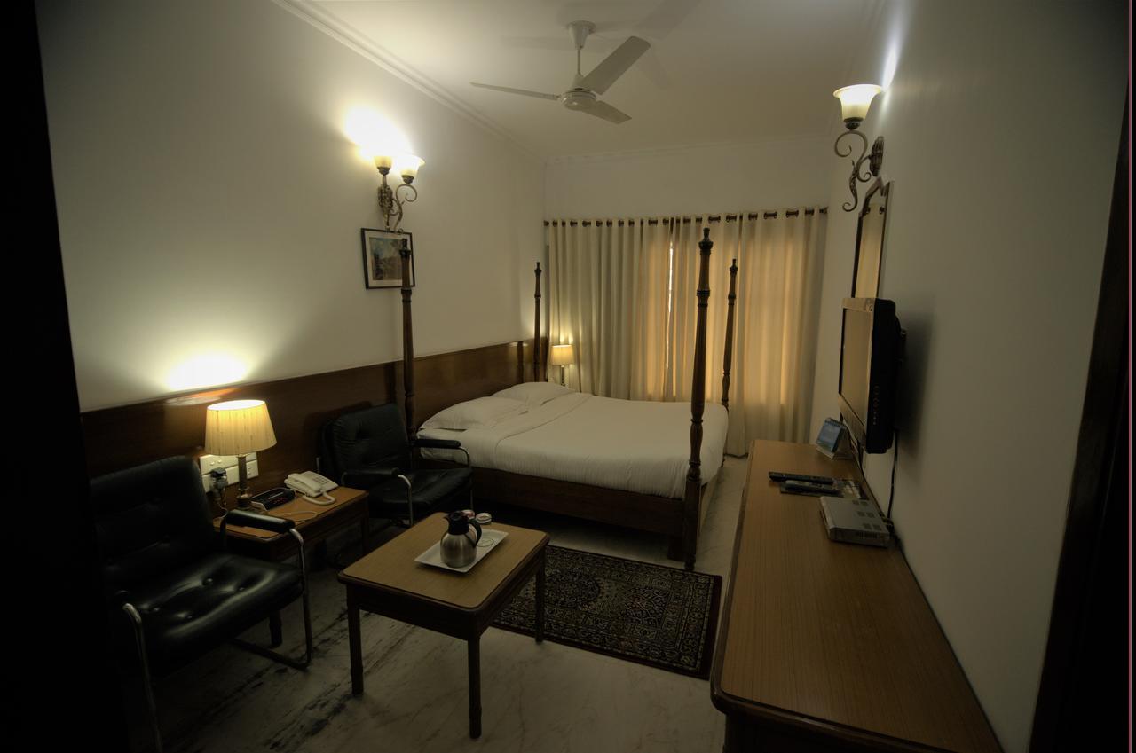 Hotel Palm Greens Új-Delhi Kültér fotó