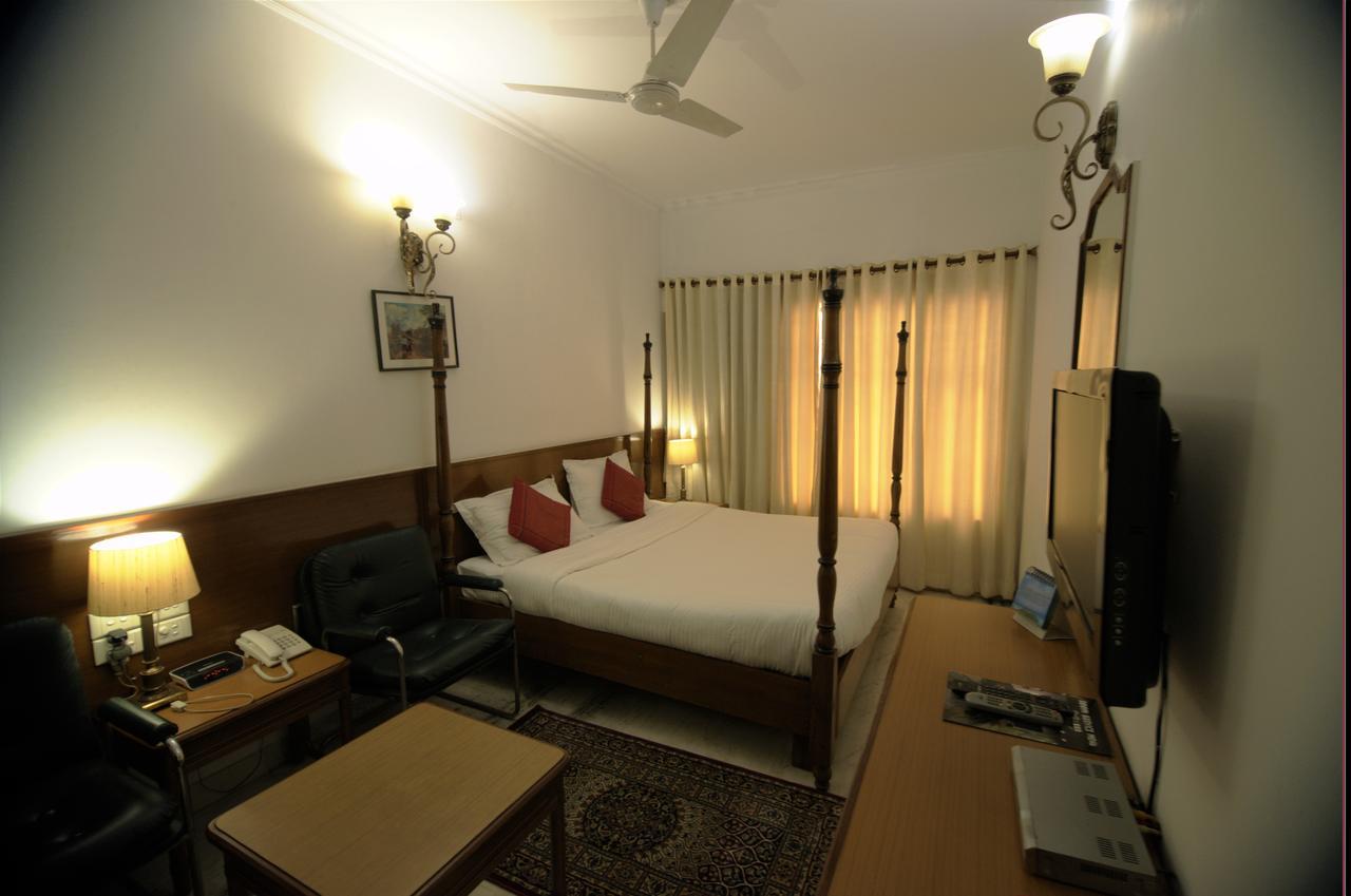 Hotel Palm Greens Új-Delhi Kültér fotó
