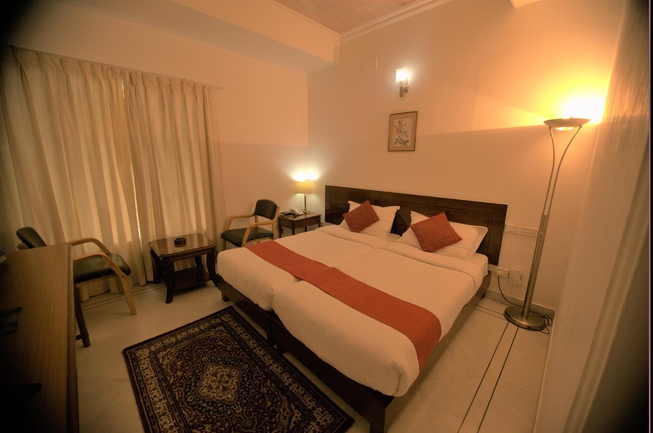 Hotel Palm Greens Új-Delhi Kültér fotó