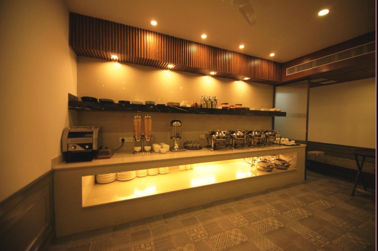 Hotel Palm Greens Új-Delhi Kültér fotó