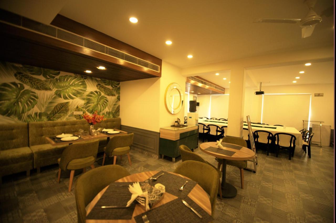 Hotel Palm Greens Új-Delhi Kültér fotó