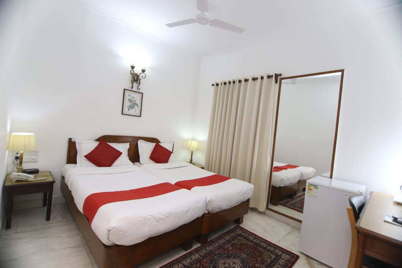 Hotel Palm Greens Új-Delhi Kültér fotó