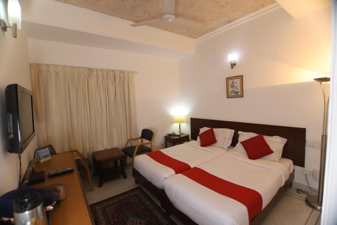 Hotel Palm Greens Új-Delhi Kültér fotó
