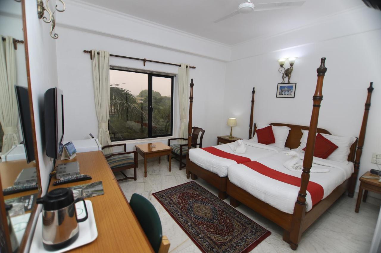 Hotel Palm Greens Új-Delhi Kültér fotó